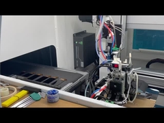 कंपनी की कार्यशालाओं में स्वचालित उत्पादन उपकरण का संचालन